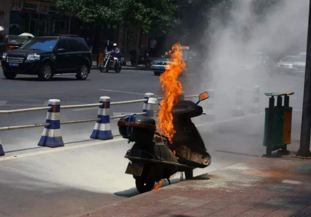 夏季高温天气如何预防电车起火？