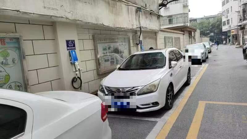充电车位屡被占,难题何解?